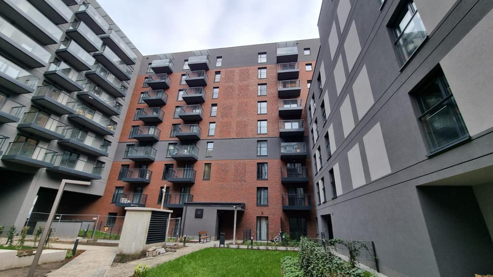 New #Madalinskiego57 - City Center, New Bulding, 2 Bedrooms, 2X Double Beds And A Fold-Out Sofa, Separate Kitchen, Air Conditioning, Balcony, Underground Parking, Self Check In 24H, Internet, Netflix, Coffee Machine, Washing Machine,1 Km To The Railw Βρότσλαβ Εξωτερικό φωτογραφία